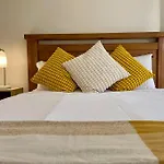 Cozy 2B2B Apt At Hurstville